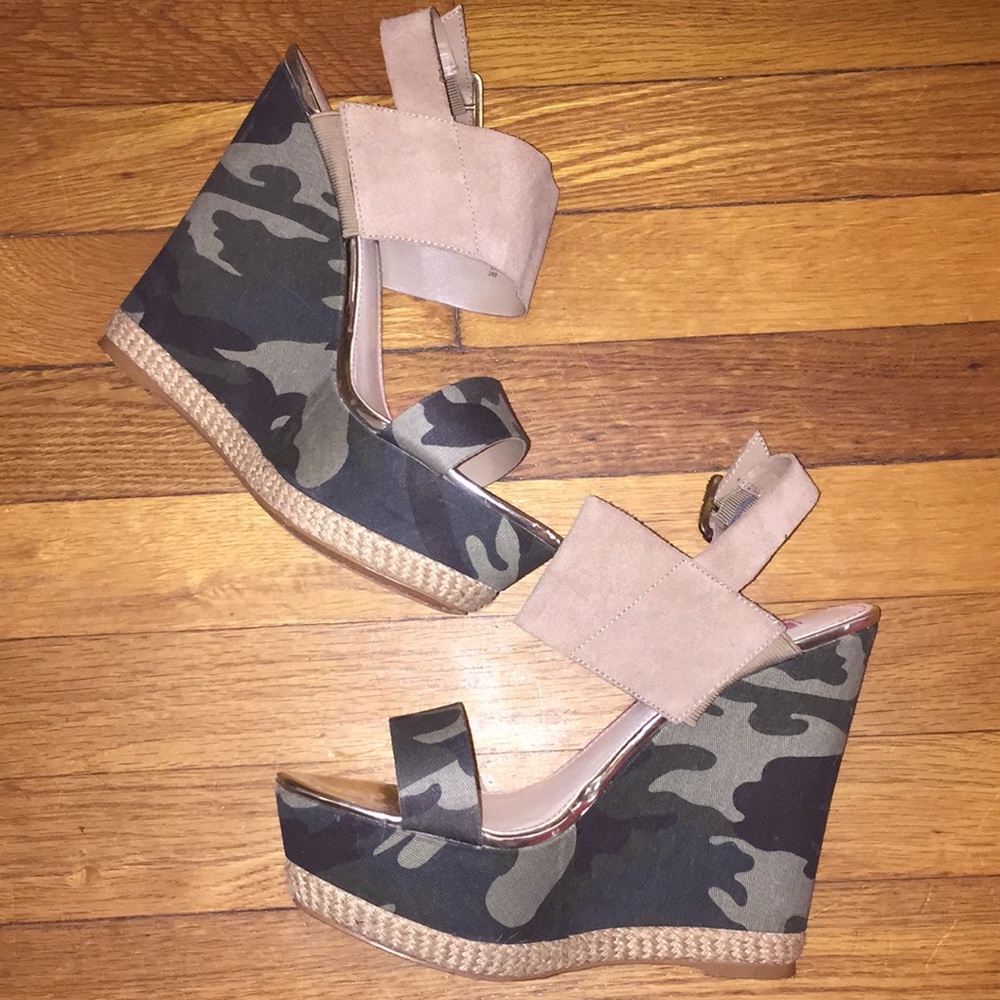 Betsey Johnson camo wedges with box. Size 9.
